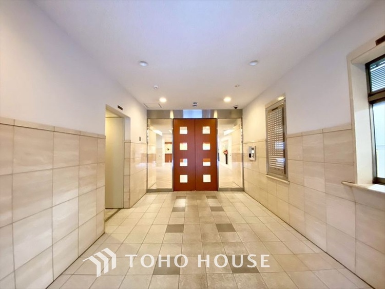 エントランス 【ENTRANCE】◆家族◆家で家族と過ごす時間は限られている。帰りを待つ家族の元へと急ぐときの弾む思い。そんな思いを引き立てる邸宅。