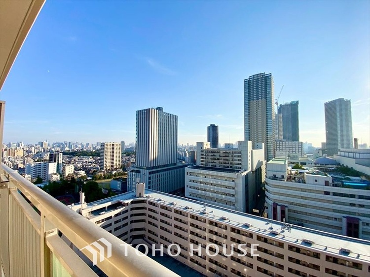 その他 【BALCONY】◆BLUE SKY◆自然の心地よさに包まれる。大開口の外に広がるのは爽やかな青空。