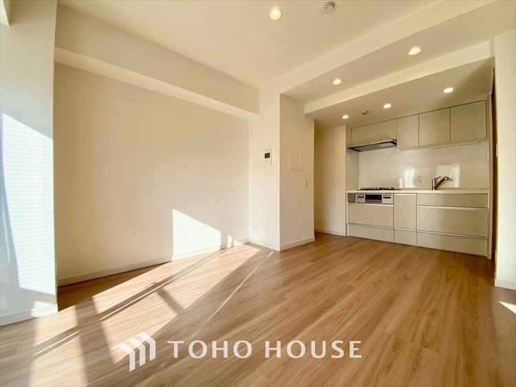 内装 【LIVING】◆煌びやか◆愛おしい家族との団欒の時間をより一層幸せなものに感じさせる煌びやかなLDK。輝かしい毎日が待っています。※この画像の家具の配置には、CGによる加工を施しております。