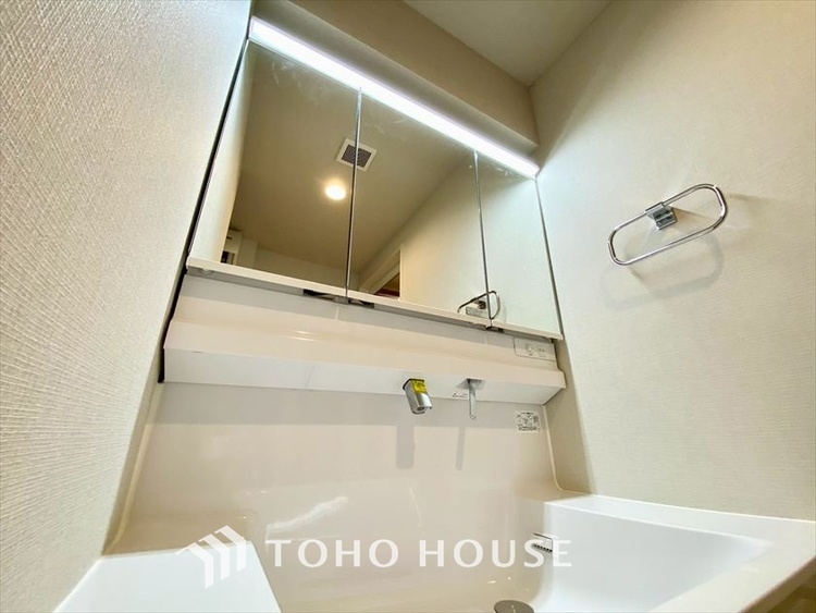 洗面 【WASHROOM】◆快適◆煌びやかな暮らしの中にも忘れたくない快適さ。大きな収納が助けてくれます。