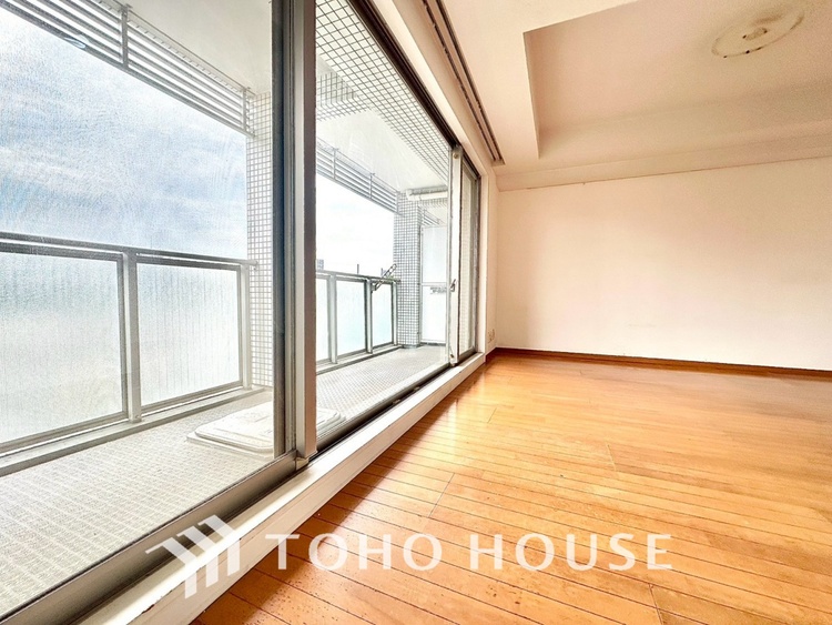 内装 現在改装中【LIVING】◆陽光◆が差し込む。この開放的なLDKに家族の笑顔が集う。家族が一緒に過ごす空間は明るく、そして居心地よく。