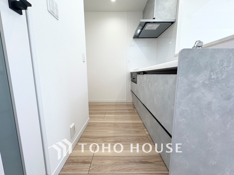 キッチン 【KITCHEN】◆ワクワク◆開放的で機能性も高いシステムキッチン。お子様は毎日のご飯にワクワク！