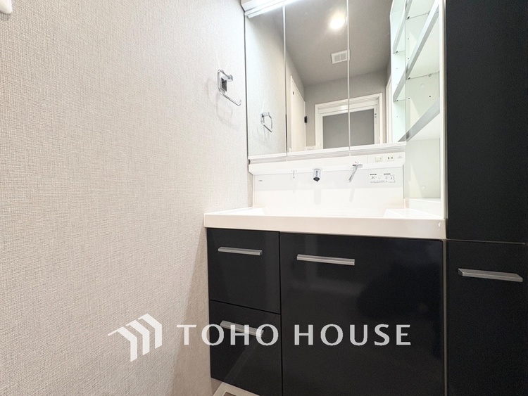 洗面 【WASHROOM】◆快適◆煌びやかな暮らしの中にも忘れたくない快適さ。大きな収納が助けてくれます。