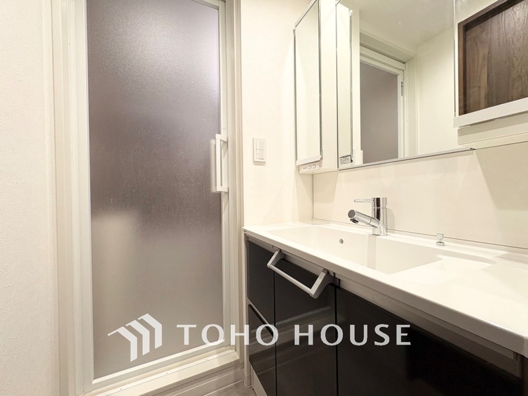 洗面 【WASHROOM】◆快適◆煌びやかな暮らしの中にも忘れたくない快適さ。大きな収納が助けてくれます。