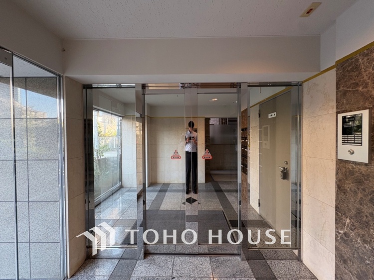 エントランス 【ENTRANCE】◆家族◆家で家族と過ごす時間は限られている。帰りを待つ家族の元へと急ぐときの弾む思い。そんな思いを引き立てる邸宅。