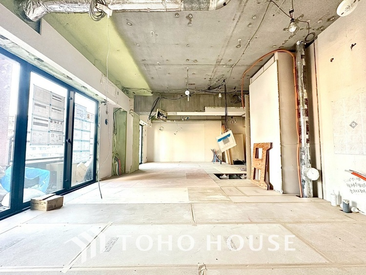 内装 現在改装中◆陽光◆が差し込む。この開放的なLDKに家族の笑顔が集う。家族が一緒に過ごす空間は明るく、そして居心地よく。