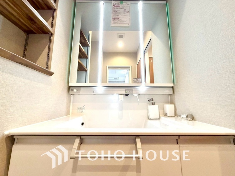 洗面 ◆快適◆煌びやかな暮らしの中にも忘れたくない快適さ。大きな収納が助けてくれます。