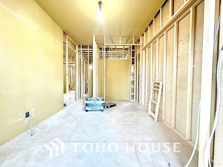 内装 現在改装中【LIVING】◆陽光◆が差し込む。この開放的なLDKに家族の笑顔が集う。家族が一緒に過ごす空間は明るく、そして居心地よく。