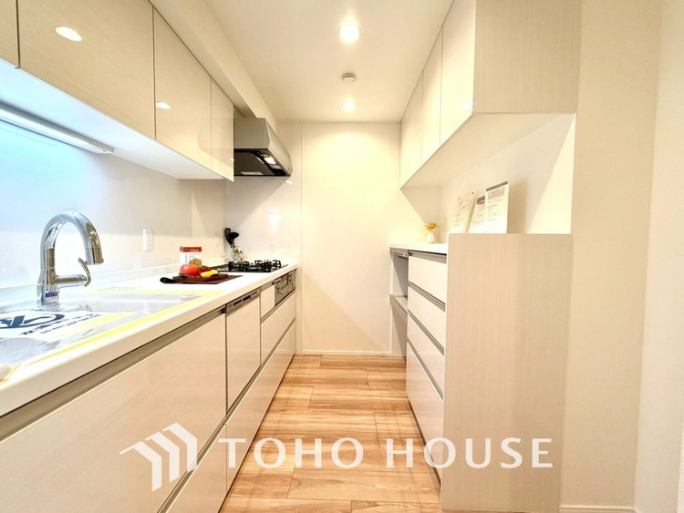 キッチン 【KITCHEN】◆ワクワク◆開放的で機能性も高いシステムキッチン。お子様は毎日のご飯にワクワク！