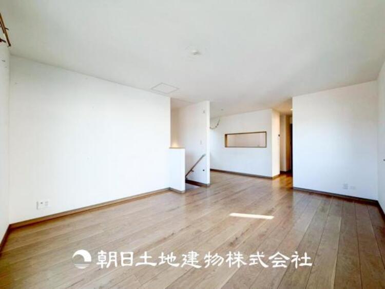 居間 【リビング】リビングにはみんなが集い、食事や楽しい会話が始まる。話に夢中になりすぎて、ついつい時を忘れてしまう。そんな束の間の幸せを感じさせてくれる場所。お子様の勉強スペースとしても活用できます。