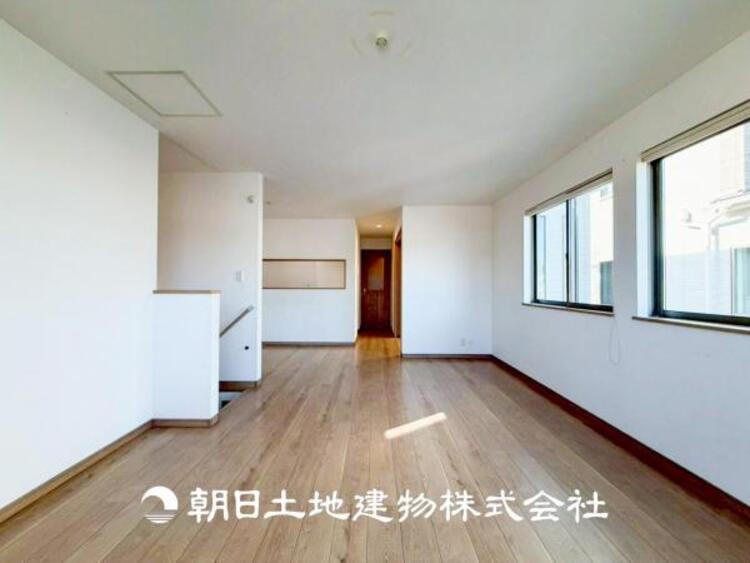 居間 【リビング】大切なご家族、招いた友人と過ごすひと時を溢れる光が優しく包み込む空間。大切な人とともに、心穏やかに過ごすひととき。家族との時間、自分の時間を大切にできる空間を作りました。