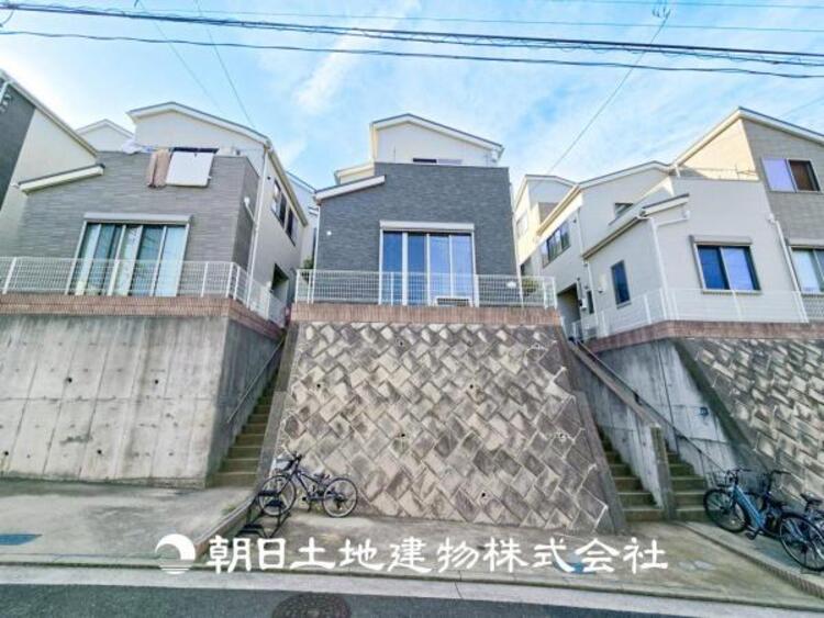 外観 【外観写真】表現された空間はたくさんの光を浴び、風を感じ、暮らしの時間を豊かにしてくれます。デザインされた空間と競い合うかのような充実した建物と共に大切な家族の思い出を刻んでいきます。