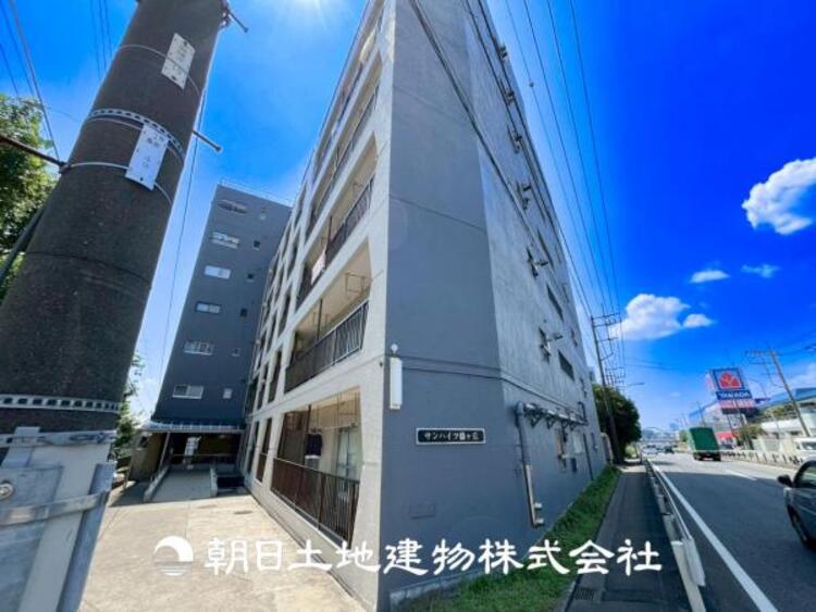 外観 【外観写真】表現された空間はたくさんの光を浴び、風を感じ、暮らしの時間を豊かにしてくれます。デザインされた空間と競い合うかのような充実した建物と共に大切な家族の思い出を刻んでいきます。