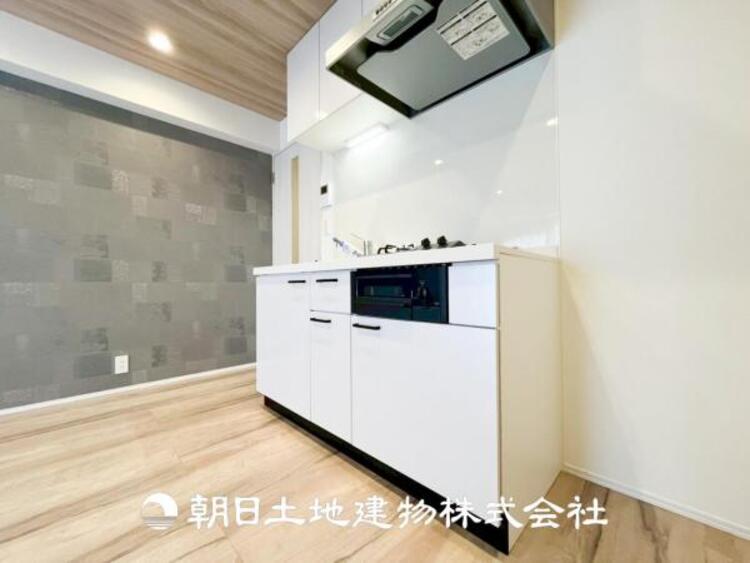 キッチン 【キッチン】住宅の主役でもあり、日常生活を過ごす上で重要な水回りでもあるからこそ機能性・デザイン性に拘りました。お掃除のしやすいシステムキッチンを設置しました。