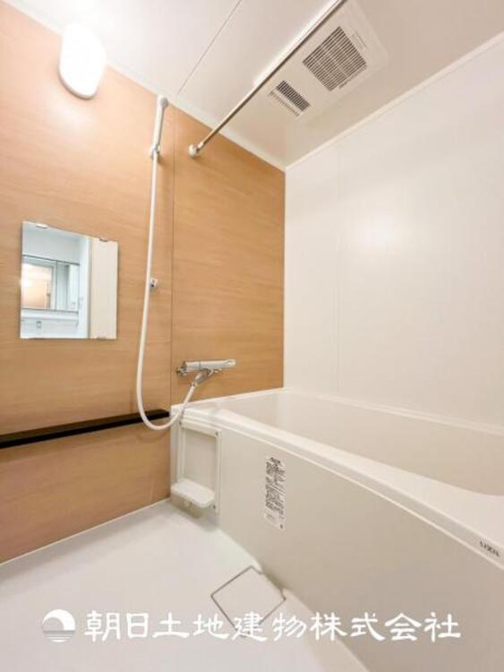 風呂 【浴室】上品な色合いが魅力のバスルームは、ほっと落ち着く空間を作り出しています。広々とした浴槽で体を癒やしながら、疲れを取り除けるような仕様です。お子様と一緒に楽しく入るのもいいですね。