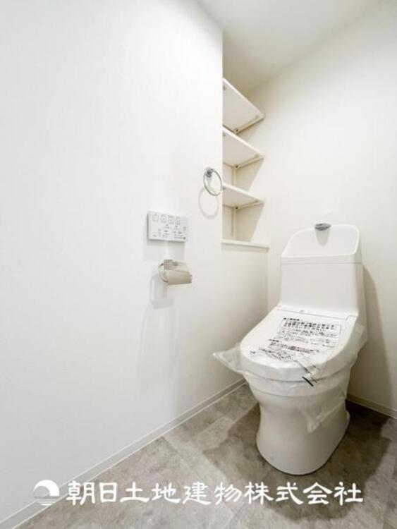 トイレ 【トイレ】家族みんなが毎日使う場所だから。お掃除がしやすい方はいい。いつまでも清潔な空間を保てるように、汚れをふき取り易いフロアと壁紙をチョイス致しました。洗浄便座になっておりますので、とても清潔にご使用いただけます。