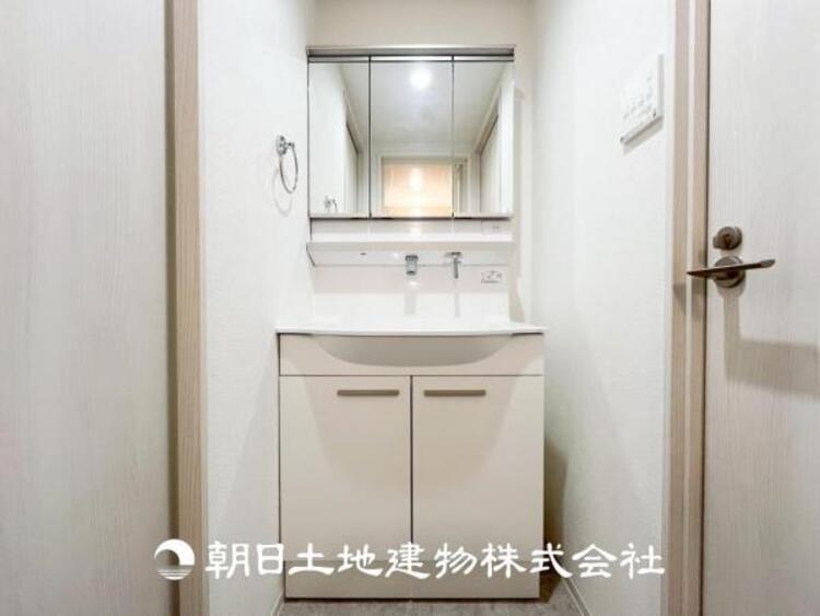 洗面 【洗面化粧台】広々とした洗面台は、日々の身だしなみチェックや歯磨きなど、朝の慌ただしい時間でも心に余裕とゆとりを作ってくれます。今日も１日頑張ろう。そう思える場所でありたいと思っています。
