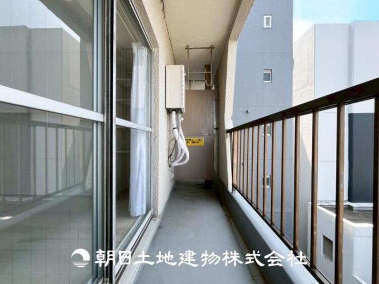バルコニー 【バルコニー】日々の暮らしの中で当たり前のように光と風を演出してくれるバルコニー、開放的な空間を演出しながら、プライベートも確保してくれる。我が家の自慢のバルコニーです。