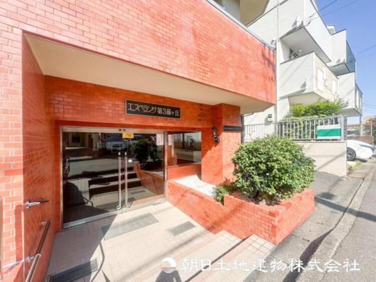 エントランス 【エントランス】家族の帰り、遊びに来る友人、知人を優しく迎え、温もりに満ちた生活空間を予感させる。帰りたい家がここにあります。