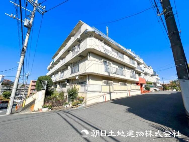 外観 【外観写真】穏やかな風と陽光、日常生活を一段と心地よいものにしています。周辺とのコラボにより明るく開放的な空間を演出。