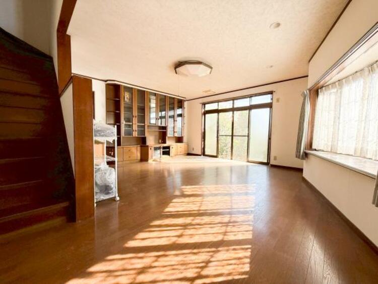 居間 お気軽にお問い合わせください。