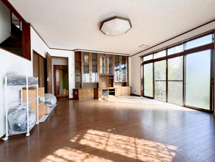 居間 お気軽にお問い合わせください。