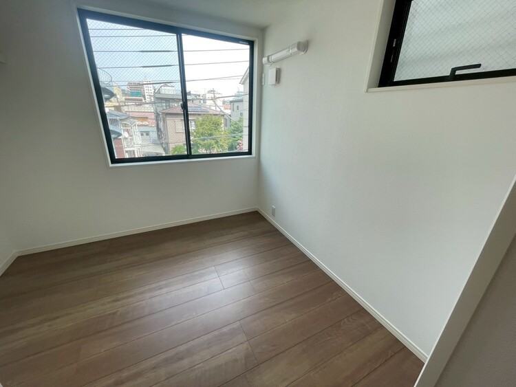 寝室 ベッドも十分に設置するスペースがあります。