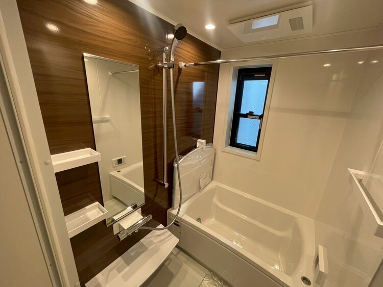 風呂 一日の疲れを癒すバスルームは、心地よいリラックスを叶える清潔感溢れる空間です。