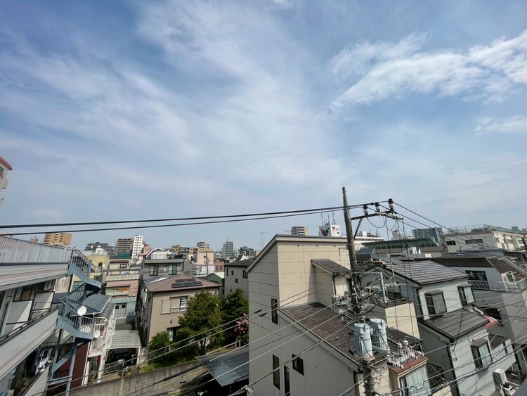 バルコニー 窓を開けると広がる青空。心をリフレッシュして日々を過ごしていきましょう。