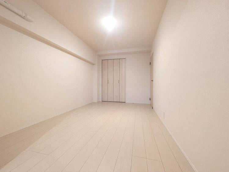 寝室 ベッドも十分に設置するスペースがあります。