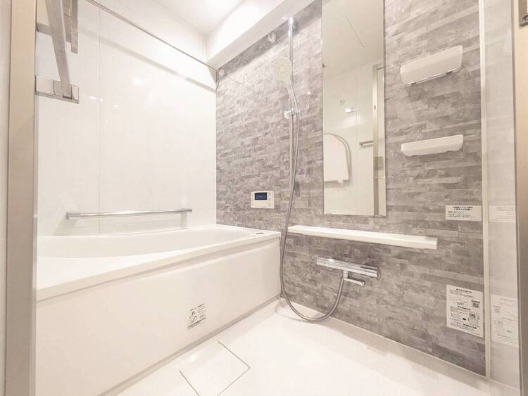 風呂 一日の疲れを癒すバスルームは、心地よいリラックスを叶える清潔感溢れる空間です。