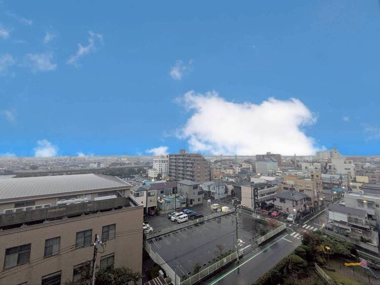 バルコニー 窓を開けると広がる青空。心をリフレッシュして日々を過ごしていきましょう。