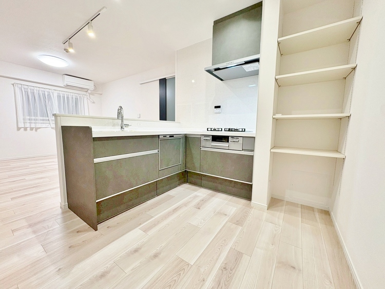 キッチン スマートな意匠と充実の機能を備えたキッチンが、暮らしにおいしい彩りを添えます。