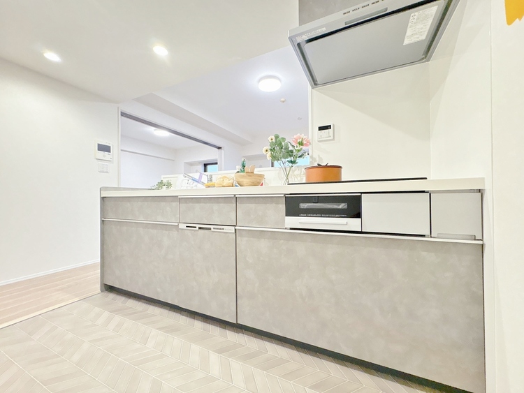 キッチン スマートな意匠と充実の機能を備えたキッチンが、暮らしにおいしい彩りを添えます。