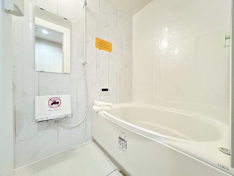風呂 一日の疲れを癒すバスルームは、心地よいリラックスを叶える清潔感溢れる空間です。