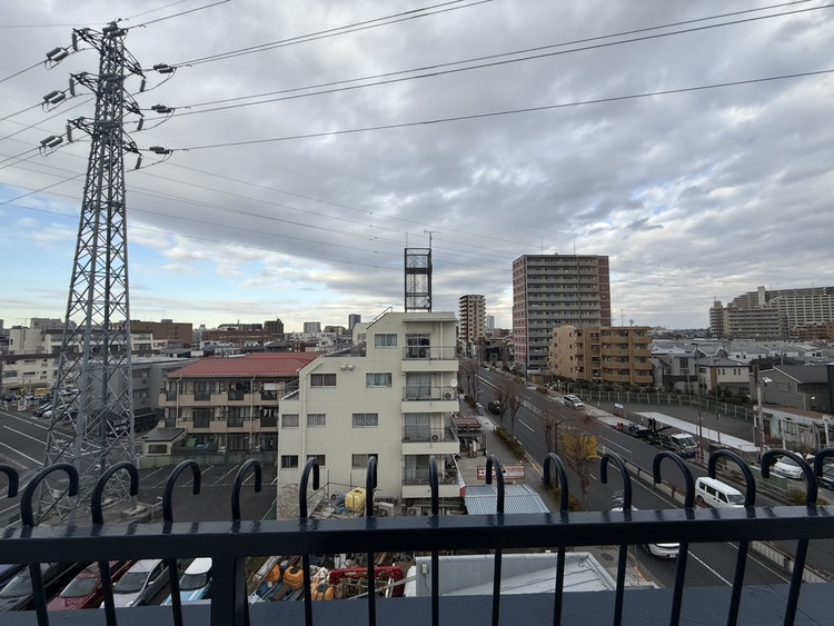 バルコニー 窓を開けると広がる青空。心をリフレッシュして日々を過ごしていきましょう。