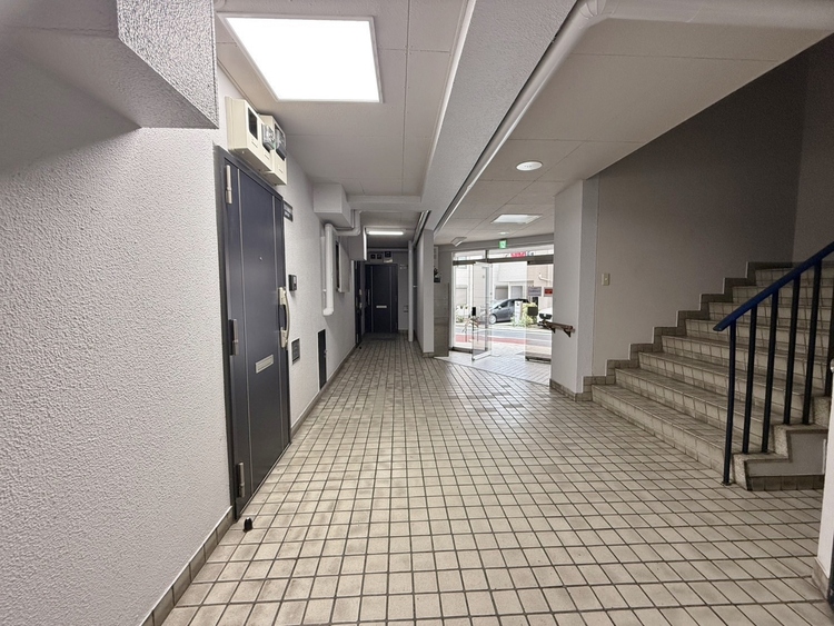 エントランス エントランス内部は、管理が行き届き清潔な共有スペースとなっています。