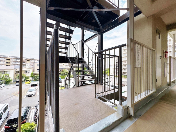 その他 落ち着いた雰囲気の階段。手すりも常設しているので、ゆったりお使いになれます。