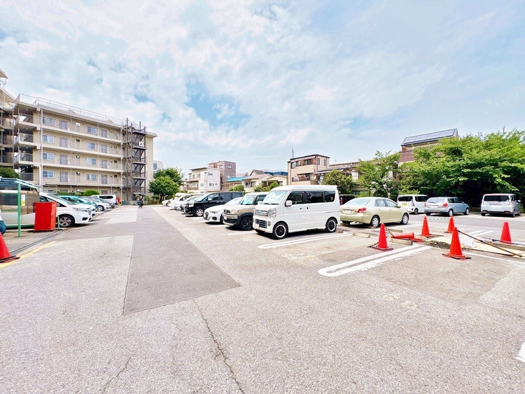 駐車場 本物件の駐車スペースです。車種制限のある場合もございますので、お気軽にお問い合わせくださいませ。