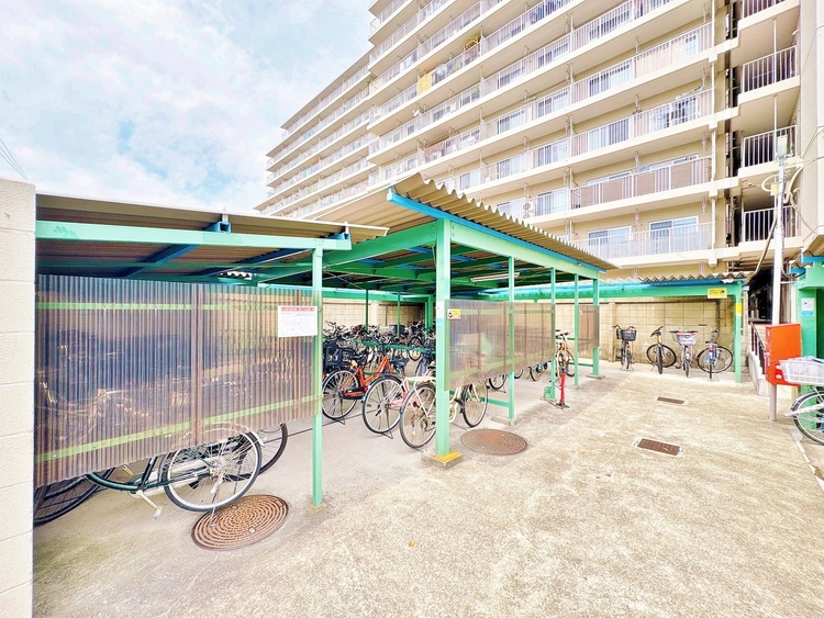 設備 きちんと整備された駐輪場。住む方の心遣いが感じられます。