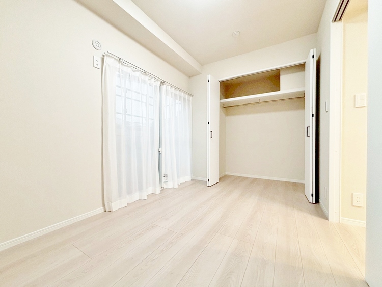 寝室 ベッドも十分に設置するスペースがあります。