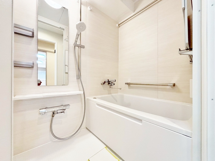 風呂 一日の疲れを癒すバスルームは、心地よいリラックスを叶える清潔感溢れる空間です。