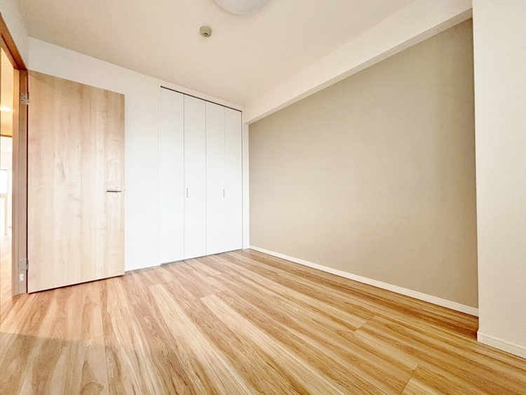 寝室 ベッドも十分に設置するスペースがあります。