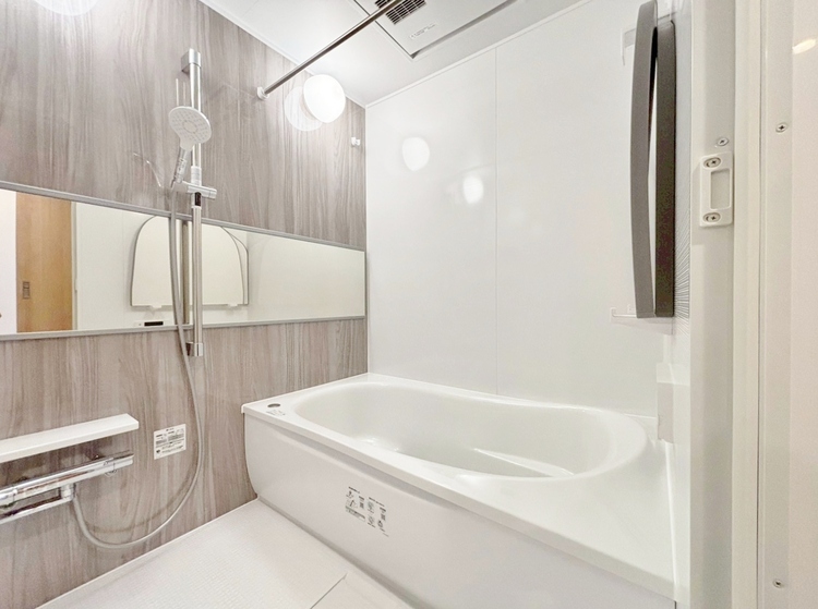 風呂 一日の疲れを癒すバスルームは、心地よいリラックスを叶える清潔感溢れる空間です。