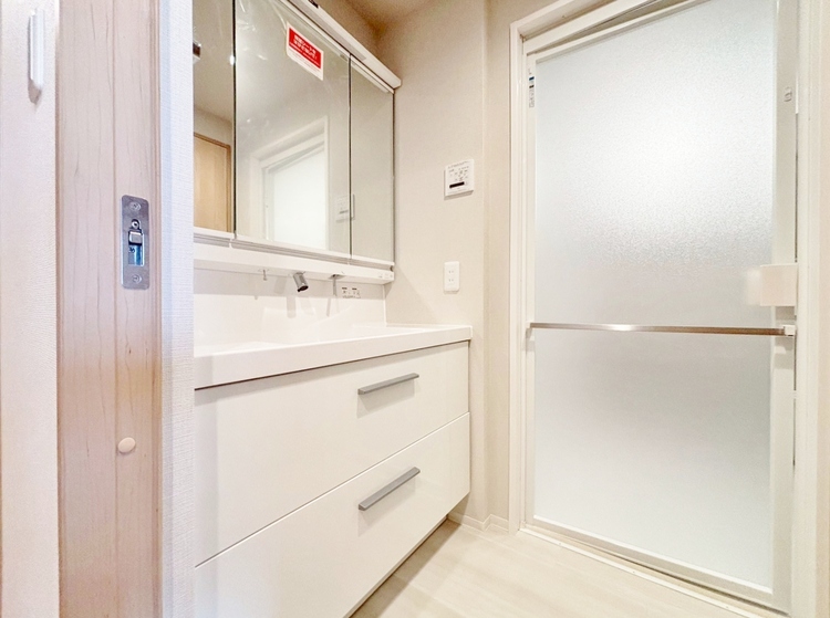 洗面 清潔感と心地よさを重視した、上質感漂うパウダールーム。