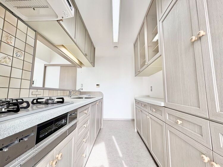 キッチン スマートな意匠と充実の機能を備えたキッチンが、暮らしにおいしい彩りを添えます。