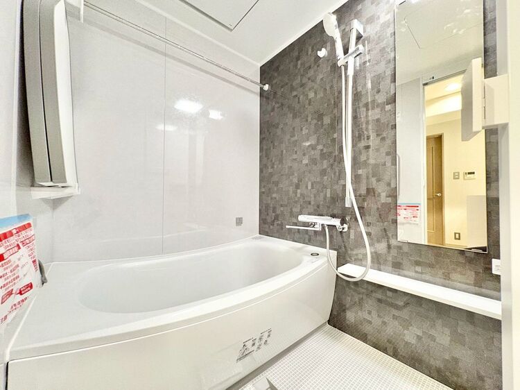 風呂 一日の疲れを癒すバスルームは、心地よいリラックスを叶える清潔感溢れる空間です。