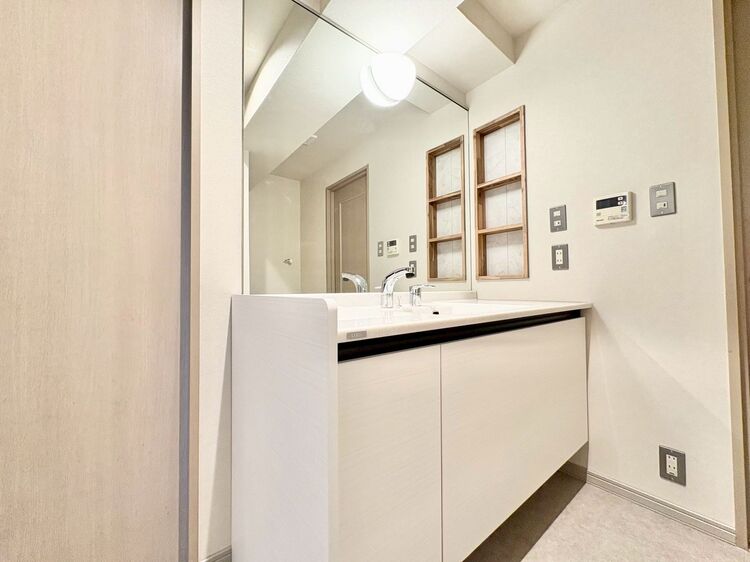 洗面 何かと物が増える場所だからこそ、スッキリと見映えの良い空間に。