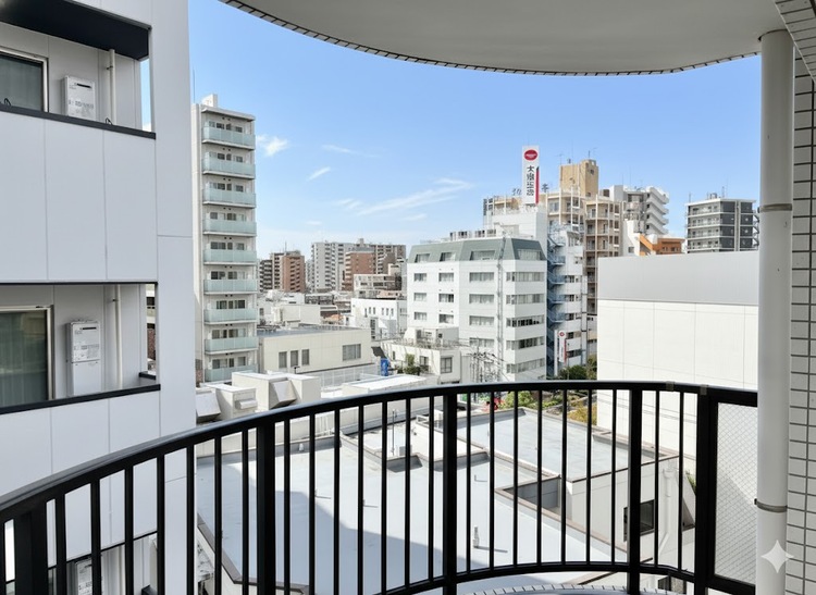 バルコニー 窓を開けると広がる青空。心をリフレッシュして日々を過ごしていきましょう。