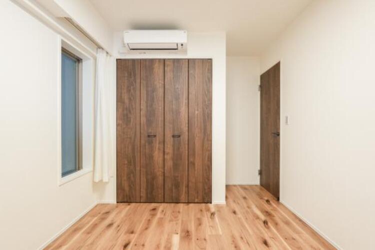 内装 リビングとつながるお部屋は、お友達が遊びに来た時にも使えますし、ちょっと疲れた時にお昼寝できるのも嬉しいですね。